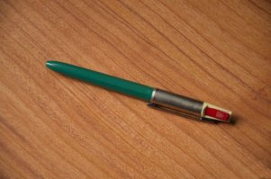 так называемая учительская ручка - двухцветная в ней были и синий и красный стержни