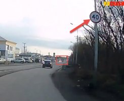 И как обычно стечение обстоятельств приведших к трагическим последствиям:
1. Слепой дятел-еблан.
2. Водитель хрустовоза, который очень сильно помог себя не заметить товарищу из пункта 1.
а) фару всё таки не включил. На машине, которую он обгоняет хорошо видны включенные фары, у него нет.
б) двигался со скоростью ну явно не 40 км/ч.