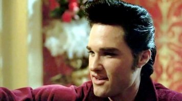 Курт Расселл в роли Элвиса. 
«Элвис» — телевизионный фильм Джона Карпентера, основанный на жизни Элвиса Пресли. Роль Элвиса исполнил Курт Рассел. По сюжету фильм заканчивается в 1969 году и не показывает последние годы жизни певца и актера.