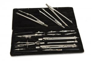 "Набор чертёжных принадлежностей."
Автор, это готовальней называлось!