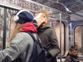Метро. Не поздний ещё вечер.