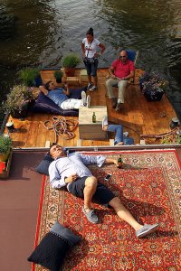 Я уж было подумал, что это опять Amstel пиарятся, по средствам сериальчика "По Амстелу" от Квартет И, у них там аналагочиный домик был... Ан нет...