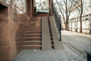 У нас об инвалидах тоже заботятся, вот, пандусы даже делают