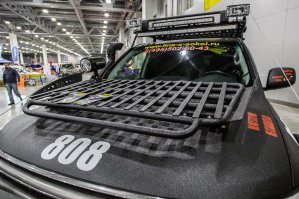 опередил меня. выглядело бы намного лучше просто без комментов.

а уже про багажник на капоте.... только тупой не поймёт, что это защитка для лобового.