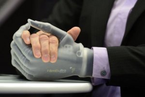 Железный человек: британец после аварии получил руку, разработанную дизайнером спецэффектов в кино