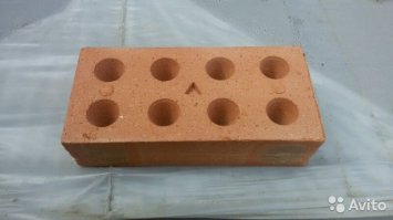 Наверняка обжигают, сушат обычно в пустынях где осадков почти нет. Я так подозреваю что это обычный кирпич полусухого прессования которым на юге России все рынки завалены. Типа такого.