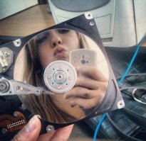 Это не технарь. Это ТП, которая увидела блестяшку и решила немедленно запечатлеть своё отражение в ней.
