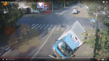 Да уж! В момент удара о красный седан неуступчивого молочника выкинуло на пассажирское место и фургон он не контролировал. Велосипедисту крупно повезло.