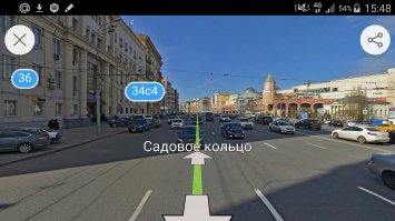 Вот, например. Одни к повороту едут, другие прямо. И нарушения нет. И в одной полосе в 2 ряда. Я думаю, что каждый день видишь подобное, так как решение очень распространено.