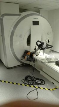 Знакомо,усилия магнита в МРТ около тонны.Притягивает всё в радиусе 1.5 метра.Проверенно,чел на работе стул примагнитил.Узлом завязало.Для этого в МРТ на противоположной стороне есть анкерный болт и лебёдка в 5 тон.В данном случаи 100% косяк персонала что не предупредили полотёров что может примагнитить.Надеюсь руки не кому не вывихнуло.