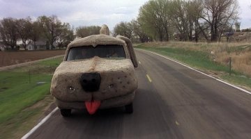 Заметим - всё это спокойно передвигается по дорогам общего пользования.   И многое другое .
- А в России и  аварийность со смертностью выше, и по закону  даже фары от шеви-нивы на обычную  Ниву переставить запрещено. Если поймают - штрафстоянка до устранения.  При том что фары там отличаются ТОЛЬКО формой  стекла (у  шевика стекляшка  на всю площадь а у нивы   пластиковая панелька врезана в рамку.) И  уж не дай  бог  что-о серьёзнее изменить. 
Ну и чтобы  вписать изменения  официально ежели инче  никак - в Нерезиновй  ОТ 100 000 рублей.  Даже за коопеечную фару  отечественного автопрома, не говоря уже  о чём то  большем.

- Если перевести коментарии   гаи  на простой  язык то  "В стране живут только быдло, идиоты  и самоубийца. Им вообще нечего нельзя. А ещё есть   большие   люди но  их законы вообще не касаются."