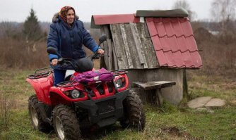 Эта бабулька развозит почту по глухим деревням где нет дорог. Она своего рода Героиня местная.