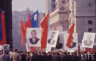 Сейчас совок усиленно возрождается, благодаря аморфной массе россиян , у которых нет работы, накоплений и каких либо перспектив.