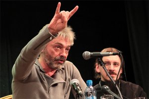 Взвод девченок поет "Небо славян"