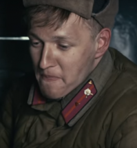 А что не видно, что у медсестры нет полоски? Вы изначально написали, что они правильные на отъ@бись. Черный и т.зеленые легко спутать, от монитора многое зависит. Ключевая ошибка, что нет полоски. С августа 1941 г ношение цветных знаков различия для всех категорий было отменено и было приказано перейти на полевые петлицы и эмблемы. Но этот приказ так и не выполнили, вплоть до введения погон. У других сержантов в фильме, она есть. Хотя согласитесь, что цветные петлицы на фуфайке этого сержанта смотрятся нелепо.