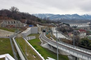 Бедолага. В Сочи не был. Картинки по теме не гуглил. Пользуешься картинками из вбросов 2011 года. Не знаешь что вся эта дорога проложена в долине реки Мзымта (для сохранения уникальной заповедной природы, да-да все эти горы относятся к заповеднику). Почти вся дорога - это мост в условиях 9-бальной сейсмики, тоннели, подпорные стенки, грунтовые призмы. Ну и в качестве бонуса, коли ты не в курсе. Это не одна дорога, а две! Плюс железка с тоннелями, станциями, мостами, всем путевым хозяйством (электроподстанции, площадки хранения аварийного запаса и пр.). Так что купи себе икорки и скушай бутербродик. Пользы будет больше чем от беспочвенных фантазий Подвального, которые ты тут спустя годы пытаешься распространять. И да. Я строил Олимпиаду и прекрасно знаю о чём говорю, детка.