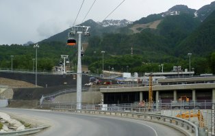 Бедолага. В Сочи не был. Картинки по теме не гуглил. Пользуешься картинками из вбросов 2011 года. Не знаешь что вся эта дорога проложена в долине реки Мзымта (для сохранения уникальной заповедной природы, да-да все эти горы относятся к заповеднику). Почти вся дорога - это мост в условиях 9-бальной сейсмики, тоннели, подпорные стенки, грунтовые призмы. Ну и в качестве бонуса, коли ты не в курсе. Это не одна дорога, а две! Плюс железка с тоннелями, станциями, мостами, всем путевым хозяйством (электроподстанции, площадки хранения аварийного запаса и пр.). Так что купи себе икорки и скушай бутербродик. Пользы будет больше чем от беспочвенных фантазий Подвального, которые ты тут спустя годы пытаешься распространять. И да. Я строил Олимпиаду и прекрасно знаю о чём говорю, детка.