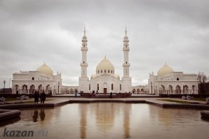 Белая мечеть, Болгар (Татарстан)

Архитектурная жемчужина современного Болгара, Белая мечеть, была построена в рамках реализации программы «Культурное наследие — остров-град Свияжск и Древний Болгар» В комплекс входит резиденция духовенства, медресе на 60 мест и сама мечеть с двумя минаретами высотой по 40 м. Молельная площадь перед мечетью окружена садом.
Республика Татарстан, Спасский район, поселок Болгары.