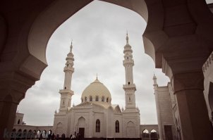 Белая мечеть, Болгар (Татарстан)

Архитектурная жемчужина современного Болгара, Белая мечеть, была построена в рамках реализации программы «Культурное наследие — остров-град Свияжск и Древний Болгар» В комплекс входит резиденция духовенства, медресе на 60 мест и сама мечеть с двумя минаретами высотой по 40 м. Молельная площадь перед мечетью окружена садом.
Республика Татарстан, Спасский район, поселок Болгары.