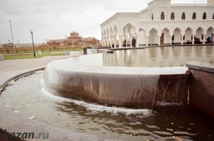Белая мечеть, Болгар (Татарстан)

Архитектурная жемчужина современного Болгара, Белая мечеть, была построена в рамках реализации программы «Культурное наследие — остров-град Свияжск и Древний Болгар» В комплекс входит резиденция духовенства, медресе на 60 мест и сама мечеть с двумя минаретами высотой по 40 м. Молельная площадь перед мечетью окружена садом.
Республика Татарстан, Спасский район, поселок Болгары.
