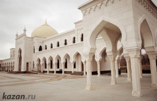 Белая мечеть, Болгар (Татарстан)

Архитектурная жемчужина современного Болгара, Белая мечеть, была построена в рамках реализации программы «Культурное наследие — остров-град Свияжск и Древний Болгар» В комплекс входит резиденция духовенства, медресе на 60 мест и сама мечеть с двумя минаретами высотой по 40 м. Молельная площадь перед мечетью окружена садом.
Республика Татарстан, Спасский район, поселок Болгары.