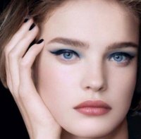 Тут много реально плохого фотошопа. Можно было сделать не так страшно. 
Настоящие голубые глаза не такие яркие.