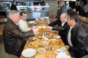 «Плюгавый мужичок с гитарой» Шнуров пообещал расцеловать волшебно-сказочного депутата Марченко