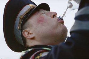 «Плюгавый мужичок с гитарой» Шнуров пообещал расцеловать волшебно-сказочного депутата Марченко