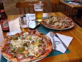 Вот такую пиццу ел на Мальте. Кто будет, заходите в "Старейшую пиццерию Мальты" (так и называется :) )