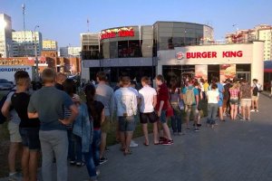 Очереди и переливание газировки в пятилитровые бутылки: открытие первого Burger King в Минске - тут не скрывали свои намерения