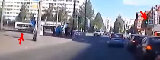 Не почти, а на красный. А то что он на красный затормозить не смог, это его личная трагедия.