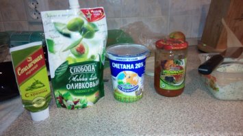 Ингредиенты. Вместо паприки нафигачил какую-то адову смесь приправ и смесь 5ти перцев. Чеснок молодой и укроп натырил у тёщи на огороде. Картофан с рынка. Пойду холодной клубники пожру, а то во рту черти напалм жгут.