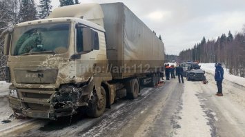 ""На месте погиб водитель «Лифана», житель Коряжмы 1984 г.р. Его жена, которая находилась на переднем пассажирском сиденье, находится в крайне тяжёлом состоянии. На заднем сиденье ехали двое их детей, трехлетний мальчик и шестилетняя девочка. Благодаря детским удерживающим устройствам они остались живы. Мальчик находится в тяжелом состоянии. Пострадавшую женщину и тело погибшего при помощи специального инструмента деблокировали спасатели Коряжемской городской службы спасения и пожарные. Из Архангельска в Коряжму прибыла бригада нейрохирургов, сейчас они работают с пострадавшими. Водитель фуры не пострадал, но его машина не сможет продолжить путь, т.к. нуждается в ремонте.""