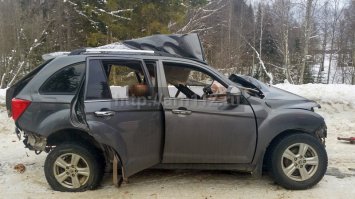 ""На месте погиб водитель «Лифана», житель Коряжмы 1984 г.р. Его жена, которая находилась на переднем пассажирском сиденье, находится в крайне тяжёлом состоянии. На заднем сиденье ехали двое их детей, трехлетний мальчик и шестилетняя девочка. Благодаря детским удерживающим устройствам они остались живы. Мальчик находится в тяжелом состоянии. Пострадавшую женщину и тело погибшего при помощи специального инструмента деблокировали спасатели Коряжемской городской службы спасения и пожарные. Из Архангельска в Коряжму прибыла бригада нейрохирургов, сейчас они работают с пострадавшими. Водитель фуры не пострадал, но его машина не сможет продолжить путь, т.к. нуждается в ремонте.""