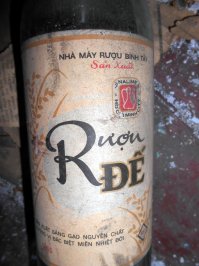 В начале девяноостых вьетнамская рисовая была - просто политура на скипидаре... Хватало один раз попробовать! Её, наверное,  только по пояс деревянные пить могли.