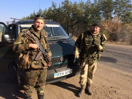 СМИ: Захватившие Ерофеева и Александрова украинские бойцы арестованы

Захватившие в плен россиян Евгения Ерофеева и Александра Александрова бойцы 92-й отдельной механизированной бригады ВСУ Александр Свидро и Павел Долженко арестованы по подозрению в организации контрабанды и убийстве двух человек, сообщают украинские СМИ.
Военная прокуратура подозревает их в организации контрабанды в «транснациональных масштабах» и в убийстве Андрея Галущенко и Дмитрия Жарука , которые работали в мобильной группе, которая боролась с контрабандой в зоне спецоперации украинских силовиков, сообщает Hromadske TV.
Сейчас бойцы находятся под домашним арестом. Как сообщил комбриг 92-й бригады Виктор Николюк, Свидро и Долженко, кроме покушения на убийство, инкриминируют перевозки наркотиков на 25 млн гривен и еще на 1 млн гривен обычной контрабанды.
Комбриг, который тоже принимал участие в захвате Ерофеева и Александрова, отвергает обвинения. Сейчас военная прокуратура считает его организатором группировки, «крышевавшей» контрабанду и осуществившей покушение на группу Андрея Галущенко.