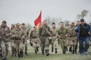 Бег по пересеченной местности в полном обмундировании на 10 километров. Последние метры до финиша 

  Что-то негусто с "полным" обмундированием !