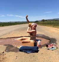 Она думает, что трусы купальника защищать ее пилотку от тех микротварей, что живут в луже?