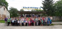 Во Львовской области жители села Андреевка протестуют против переименования в Мармузовичи

Жители Андреевки Буського района Львовской области выступают против переименования села в рамках декоммунизации. С 19 мая село стало называться Мармузовичами, однако его жители уже собирают подписи, чтобы отменить соответствующее постановление Верховной Рады и вернуть старое название, сообщает местное издание Буський медиа-портал. Об этом сообщает Львовский портал zaxid.net В Андреевке возмущаются, что село называлось Мармузовичами до 1630 года, с 1630 до 1946 года - Ферлеевка. А в 1939 году в честь коммуниста Андреева село начало носить название Андреевка. Однако жители уже давно связывают это название с именем апостола Андрея Первозванного. На общественных слушаниях название села решили не менять, сообщил сельский голова Андреевки Михаил Романов. Поэтому решение Верховной Рады восприняли с негодованием. На сходе села 22 мая жители заявили, что готовы перекрывать дороги и проводить протестные акции. В селе также собирают подписи против переименования. Сегодня, 24 мая, Андреевский сельский совет принял решение поддержать общину села и отправить телефонограмму председателю Верховной Рады Украины Андрею Парубию с просьбой не подписывать постановление Верховной Рады Украины о переименовании села Андреевки на Мармузовичи.

Источник: 
Politikus.ru