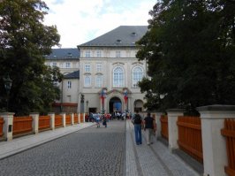 Мост-Prašný most-в переводе означает не пороховой,а пыльный.Он когда-то был крытым и под ним собиралась пыль,от этого и название.