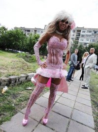 Жертва гламура....задний фон порадовал)))этакий посмодернизм