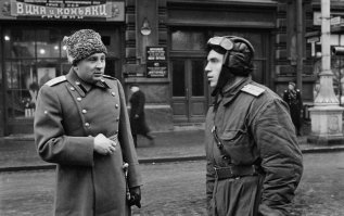 Вывеска на магазине приятная... Коротко и ясно, не то что сейчас "Пятерочка", "Красное и белое", "Десятка"... Угадай-ка какая-то.:)