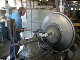 Довильный работы или (по научному) ротационная вытяжка. Один из древнейших способов обработки металла.