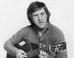 "А енто хто в цветастой маечке, я Вань такую же хочу"