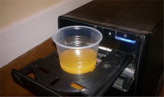 Это надо же додуматься подставку для кофе использовать для стакана с соком!!!