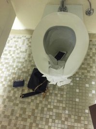 На что она фотает?!На тапок!?