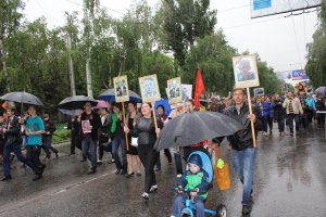 А это я с сыном, дочерью и сестрёнкой на этом самом параде. Жена фотографировала.
Скажу честно, я не ожидал, что будет так много народа, так как ливень был очень сильный. А колонна была больше 500 метров.