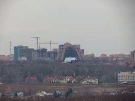 "Также видно здание Газпрома в районе Тёплого Стана. Где-то там дальше будет Ясенево"
Для "приезжих" поясню. Здание Газпрома находится в поселке "Газопровод", на Калужском шоссе, но ни как не в районе Теплака. Там дальше за ним не Ясенево, а поселок Коммунарка. В котором сейчас возводятся новые микрорайоны. А Теплый Стан и Ясенево за ним - это по МКАД на Юго-Восток, в сторону Бутова.