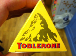 мне больше всего нравится силуэт медведя на фоне горы маттерхорн на лого шоколада таблерон