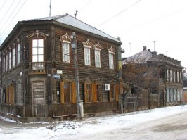 Астрахань 2016. И деревянные пол города, и эти два дома еще в отличном состоянии.